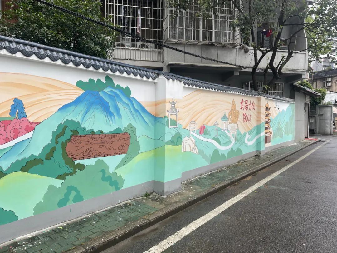 武昌古城文化手绘墙全景除了硬件设施的提升,西厂口社区借助独特的