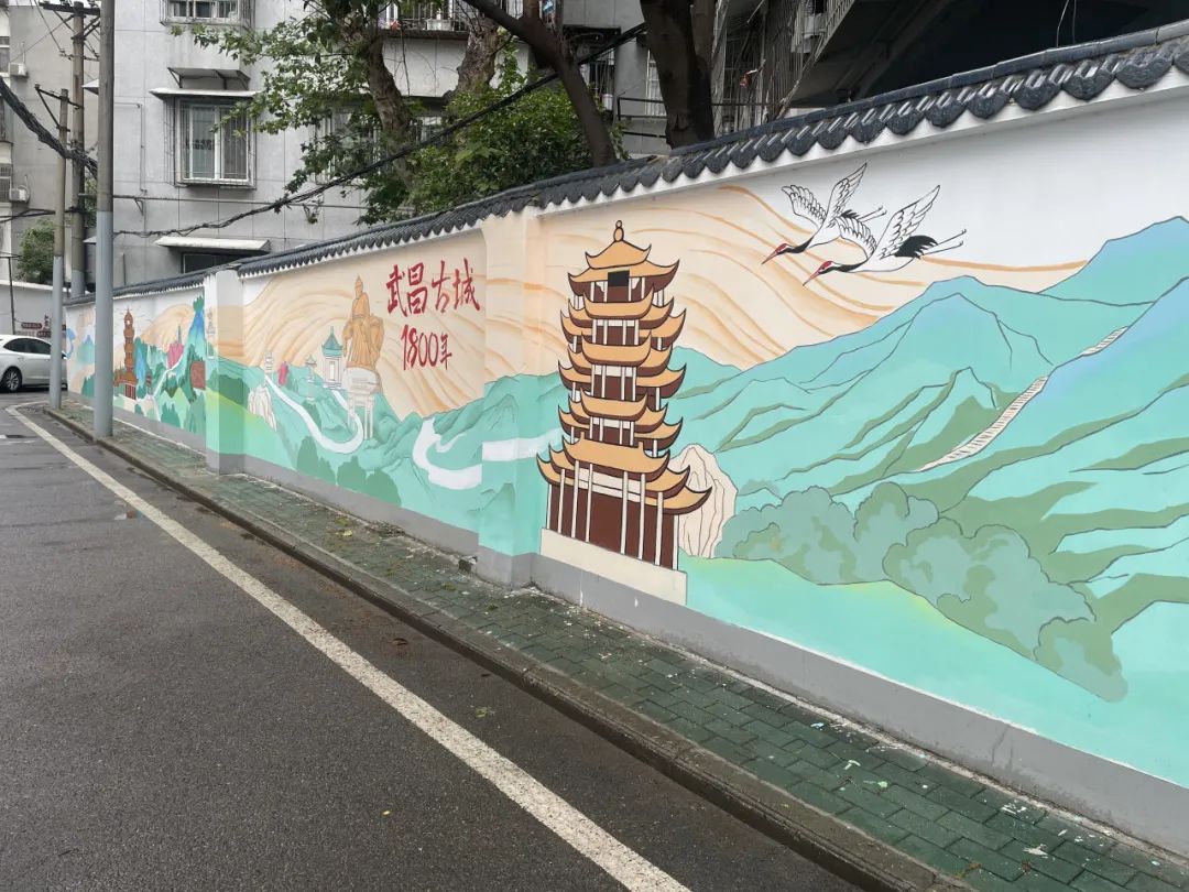 武昌古城文化手绘墙全景除了硬件设施的提升,西厂口社区借助独特的