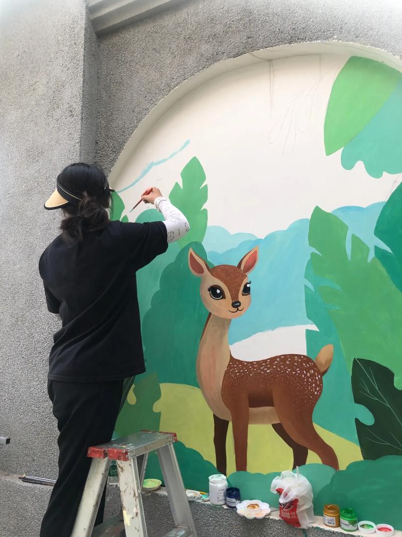 墙体彩绘中的灵动小鹿 银箔与丙烯的艺术邂逅